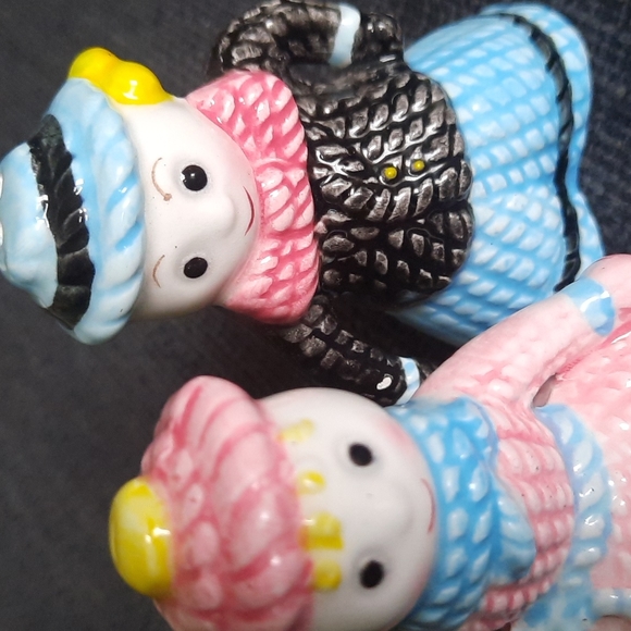 Vintage Pair of Boy & Girl in Yarn String Winter Clothing  Salt/Pepper Shakers - Picture 9 of 9